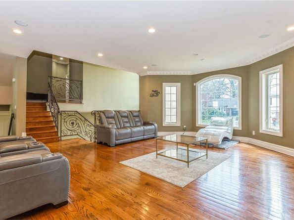 Undisclosed Address #L3543542, North Woodmere NY 11581