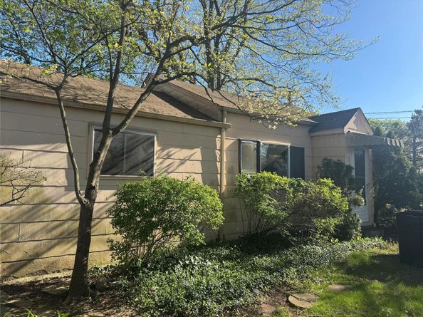 2 Glenda Drive, West Babylon NY 11704