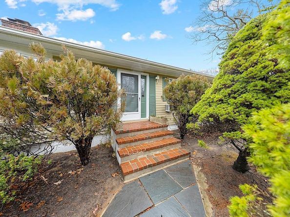 16 SQUIRES Avenue, East Quogue NY 11942