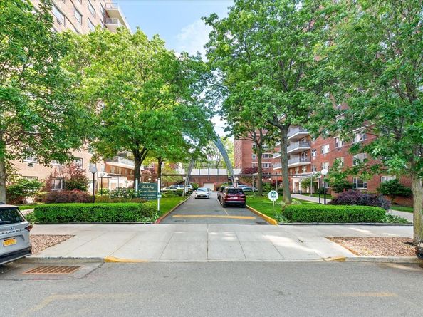 52-30 39 Drive 9B, Woodside NY 11377