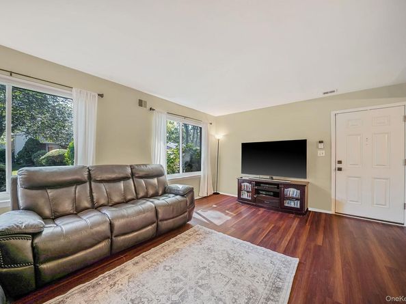 204 Springmeadow Drive N, Holbrook NY 11741