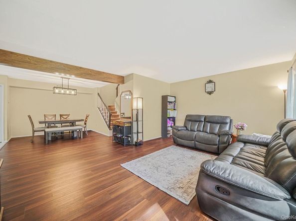 204 Springmeadow Drive N, Holbrook NY 11741