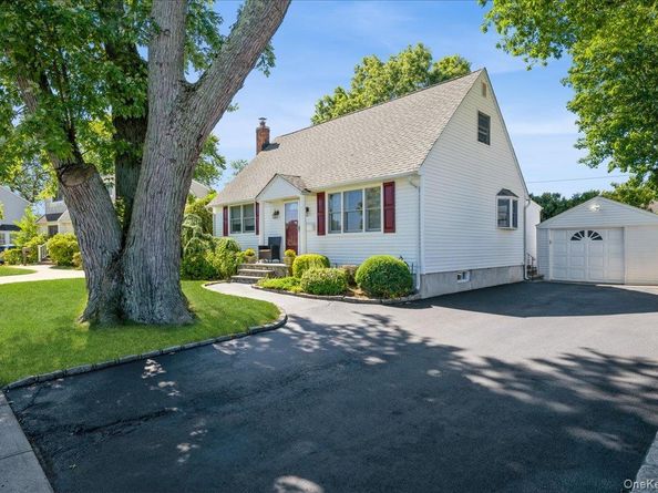3980 Kingsberry Road, Seaford NY 11783