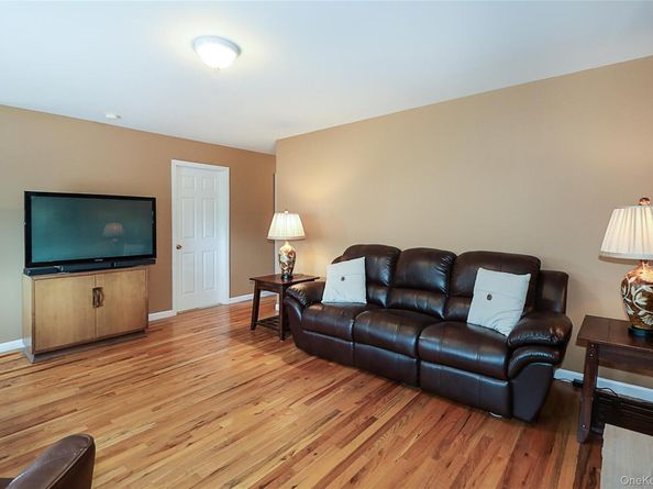 17 2nd Avenue, Locust Valley NY 11560
