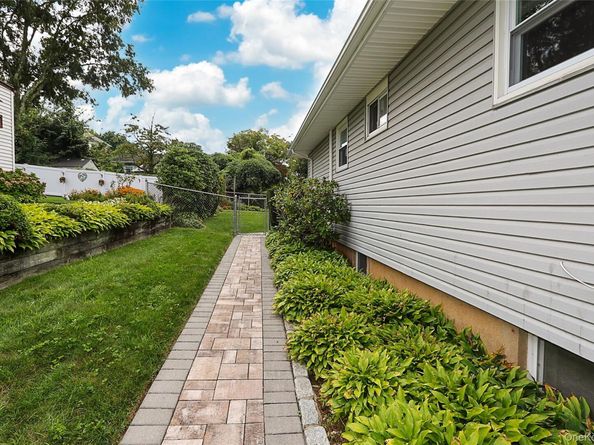 17 2nd Avenue, Locust Valley NY 11560
