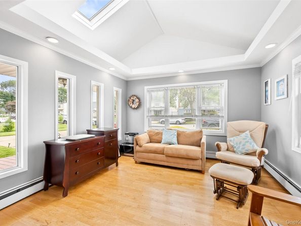 21 Peacock Lane, Levittown NY 11756