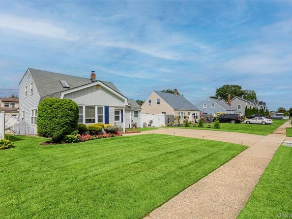 21 Peacock Lane, Levittown NY 11756