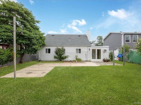 205 S 12th Street, Lindenhurst NY 11757