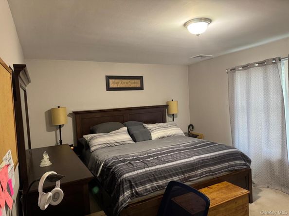 70 W 8th Street, Ronkonkoma NY 11779