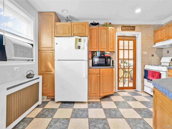 2347 Roosevelt Avenue, East Meadow NY 11554