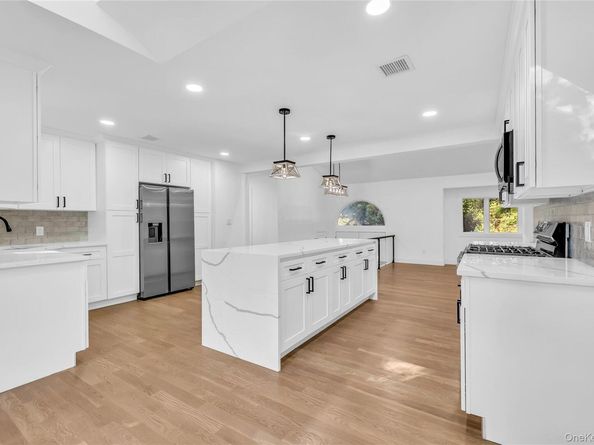 1 Richardson Avenue, Sea Cliff NY 11579