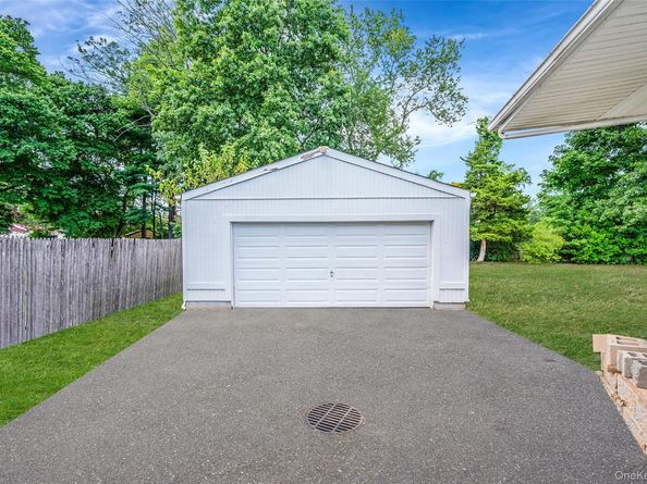 14 Mangin Road, Commack NY 11725