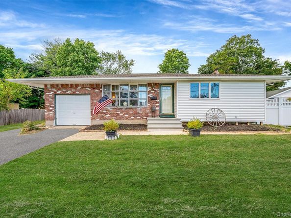 14 Mangin Road, Commack NY 11725