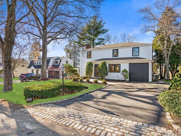 11 Entrance Road, East Hills NY 11577