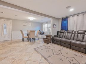 45 Jervis Avenue, Copiague NY 11726