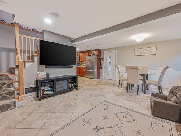 45 Jervis Avenue, Copiague NY 11726