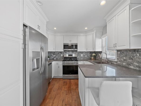 15 Hayes Road, Amity Harbor NY 11701