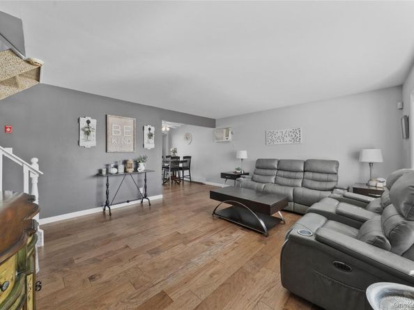 15 Hayes Road, Amity Harbor NY 11701