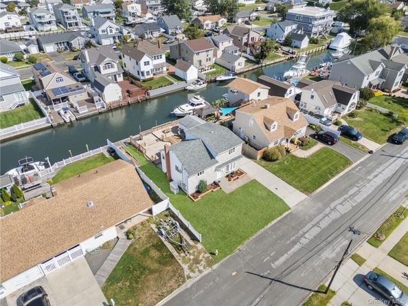 15 Hayes Road, Amity Harbor NY 11701