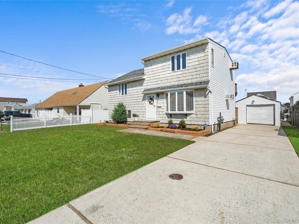 15 Hayes Road, Amity Harbor NY 11701