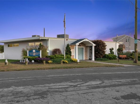 15 Hayes Road, Amity Harbor NY 11701