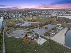 15 Hayes Road, Amity Harbor NY 11701