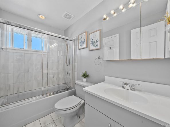 15 Hayes Road, Amity Harbor NY 11701
