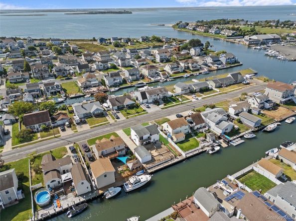15 Hayes Road, Amity Harbor NY 11701