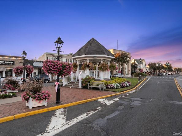 15 Hayes Road, Amity Harbor NY 11701