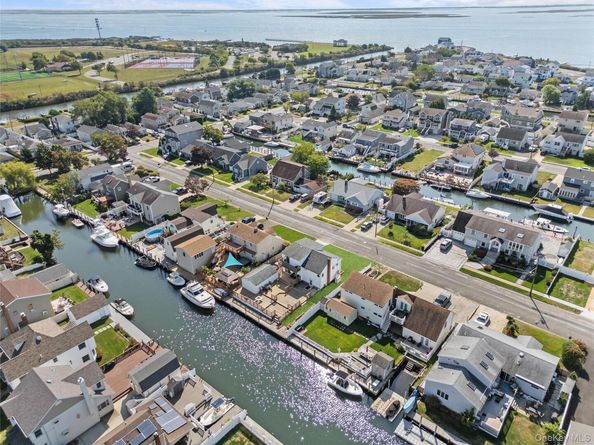 15 Hayes Road, Amity Harbor NY 11701