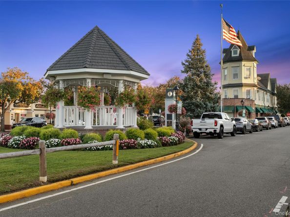 15 Hayes Road, Amity Harbor NY 11701