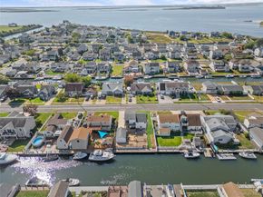 15 Hayes Road, Amity Harbor NY 11701