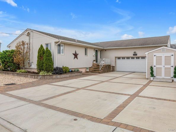 1130 Hayes Place, Baldwin Harbor NY 11510