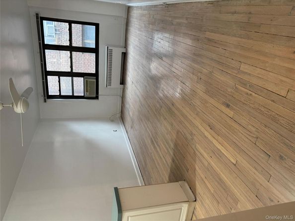 15 Canterbury Road D13, Great Neck NY 11021