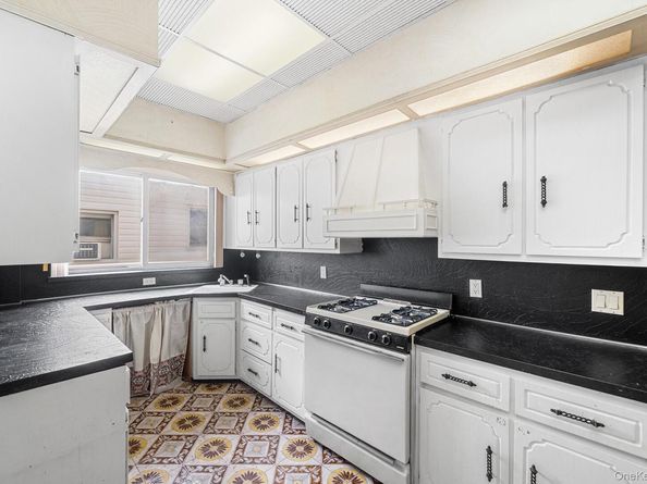 6613 10th Avenue, Brooklyn NY 11219