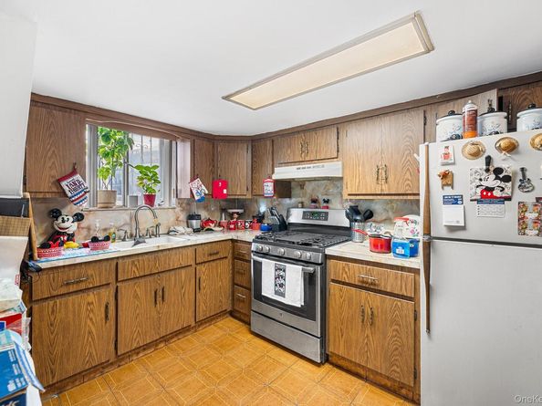 6613 10th Avenue, Brooklyn NY 11219