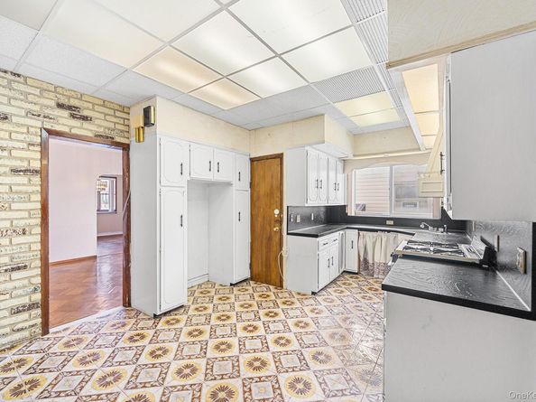 6613 10th Avenue, Brooklyn NY 11219