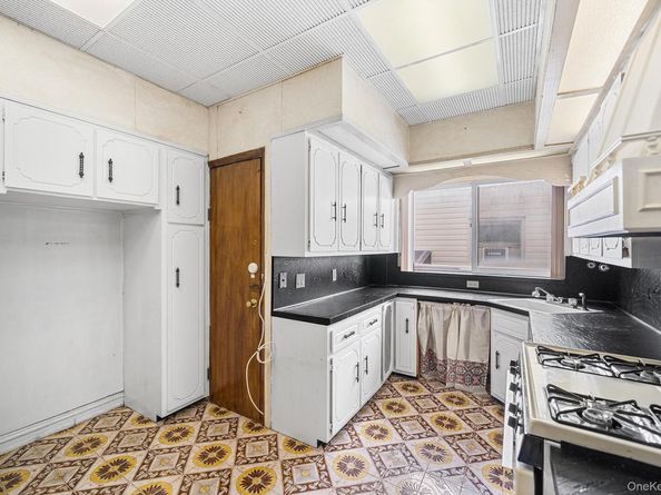 6613 10th Avenue, Brooklyn NY 11219