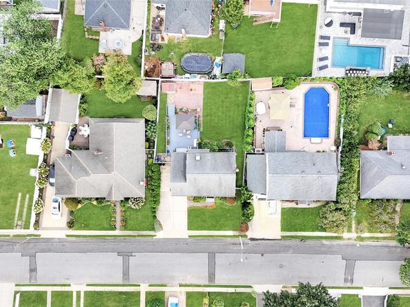 154 8th Street, Bethpage NY 11714