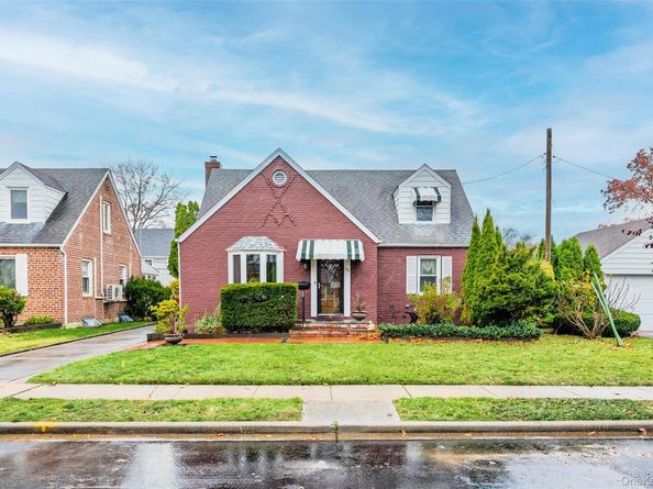 35 Lipton Lane, Williston Park NY 11596