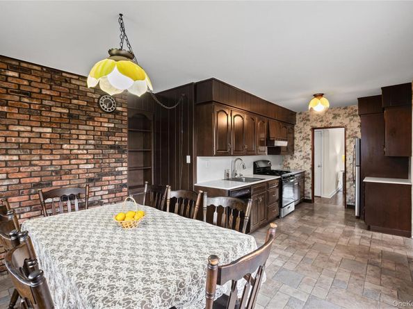 35 Lipton Lane, Williston Park NY 11596