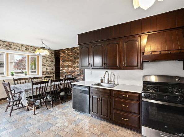 35 Lipton Lane, Williston Park NY 11596