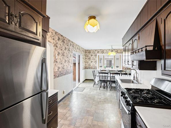 35 Lipton Lane, Williston Park NY 11596