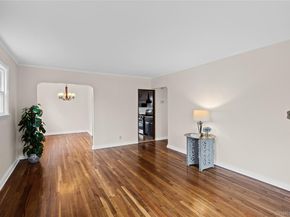 35 Lipton Lane, Williston Park NY 11596