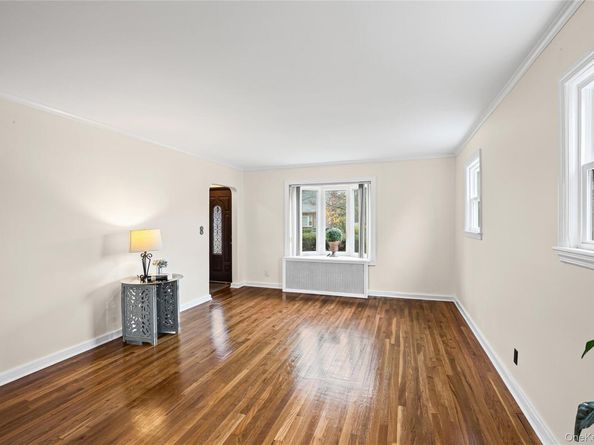 35 Lipton Lane, Williston Park NY 11596