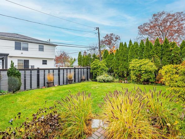 35 Lipton Lane, Williston Park NY 11596