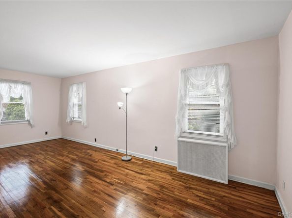 35 Lipton Lane, Williston Park NY 11596