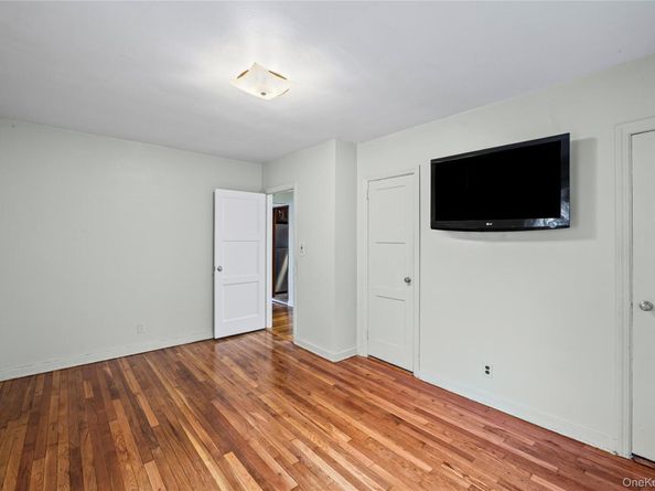 35 Lipton Lane, Williston Park NY 11596