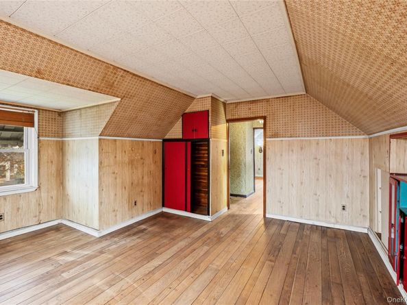 35 Lipton Lane, Williston Park NY 11596