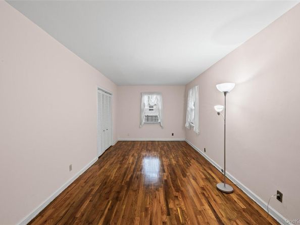 35 Lipton Lane, Williston Park NY 11596